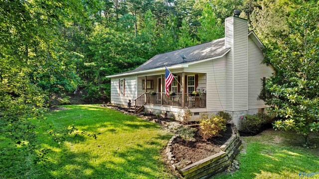 view of front facade featuring a front lawn and a porch