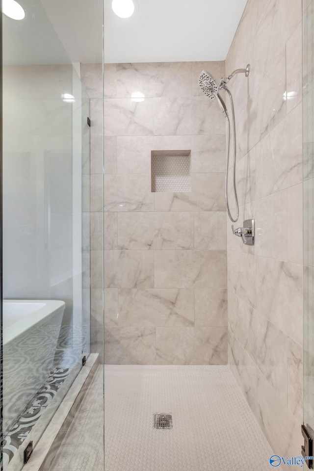 bathroom featuring a tile shower