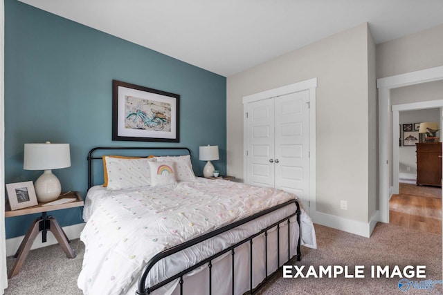 bedroom featuring carpet flooring and a closet