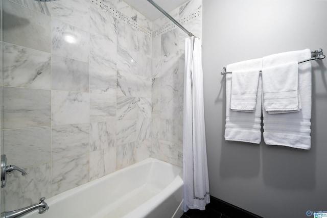 bathroom with shower / tub combo