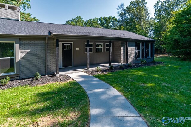 ranch-style house featuring a front yard