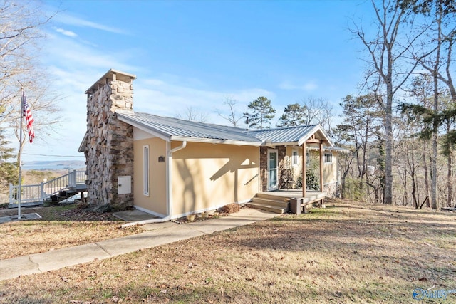 view of front of home featuring a front lawn