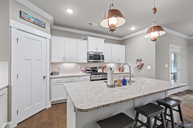 kitchen with stainless steel appliances, decorative backsplash, visible vents, and crown molding