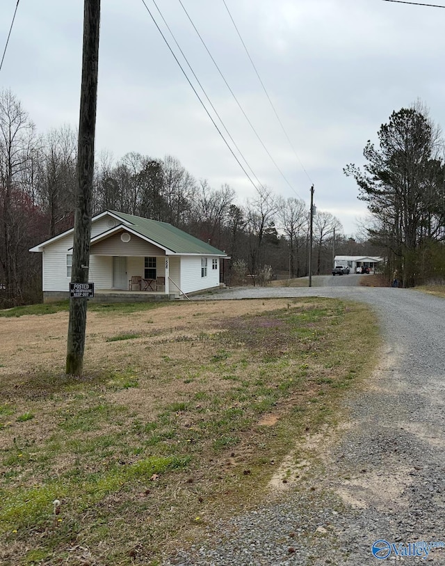 view of front of house featuring a porch and driveway