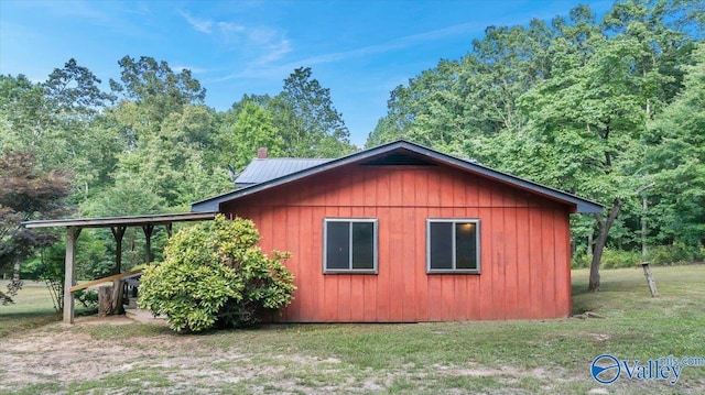 view of side of property featuring a yard