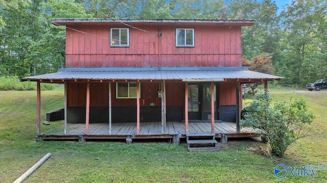 view of front of property featuring a front lawn