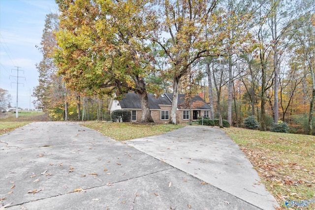 view of front of property featuring a front lawn