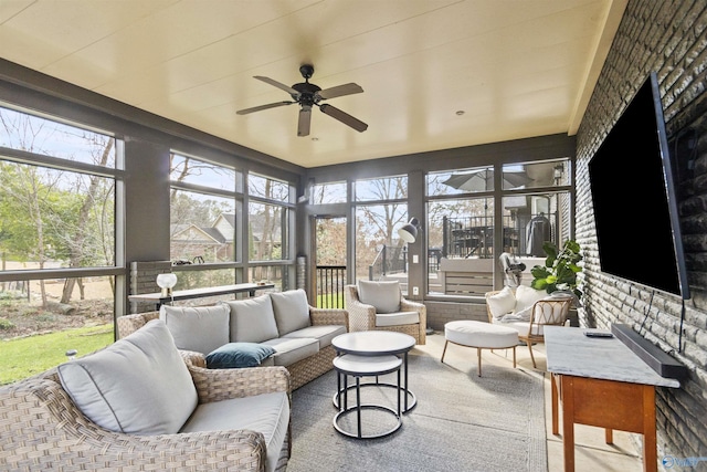 sunroom with ceiling fan