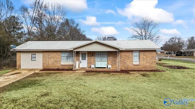 single story home featuring a front lawn