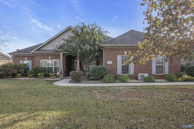 view of front of property featuring a front lawn