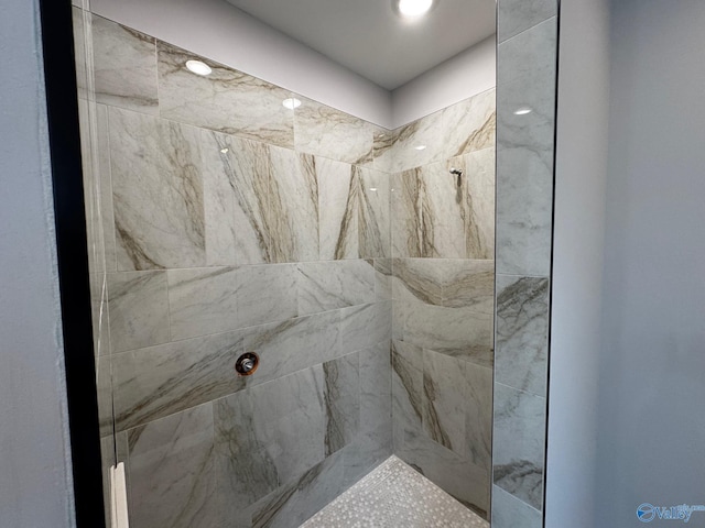 bathroom featuring tiled shower