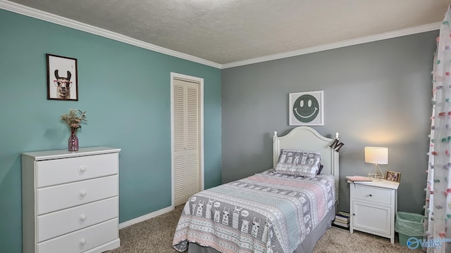 carpeted bedroom featuring crown molding, a closet, and a textured ceiling