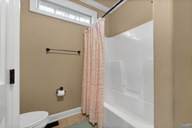 bathroom with shower / bathtub combination with curtain, toilet, and baseboards