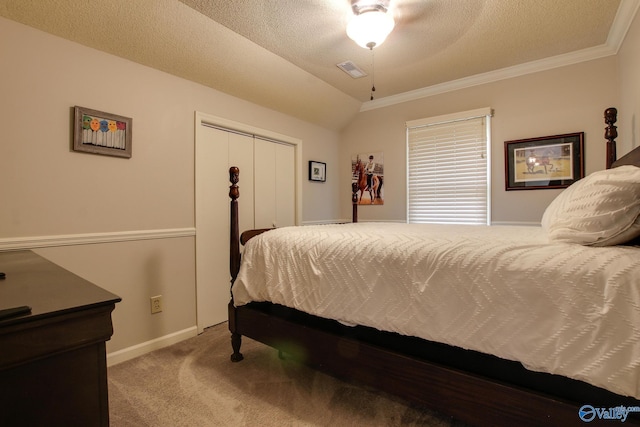 bedroom featuring carpet flooring, crown molding, baseboards, visible vents, and a closet