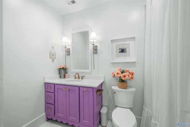 full bath featuring baseboards, visible vents, vanity, and toilet