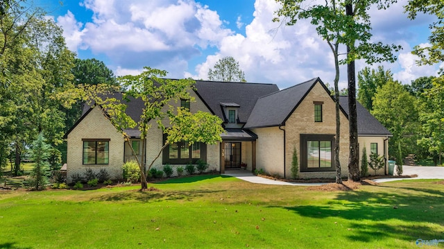 view of front of property featuring a front lawn