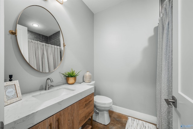 bathroom with toilet, a shower with curtain, vanity, and baseboards