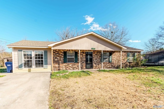 single story home featuring a front lawn