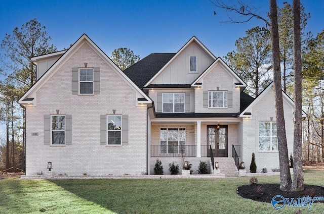 view of front of property featuring a porch and a front yard