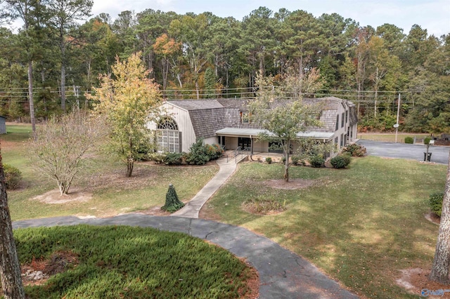 view of front facade with a front lawn