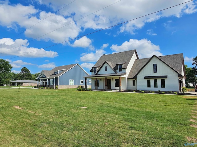 view of front of property featuring a front yard