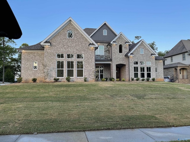 view of front of property featuring brick siding and a front lawn