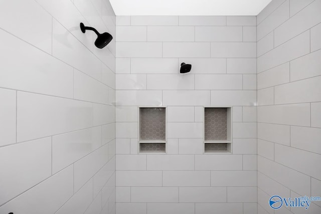 bathroom featuring tiled shower