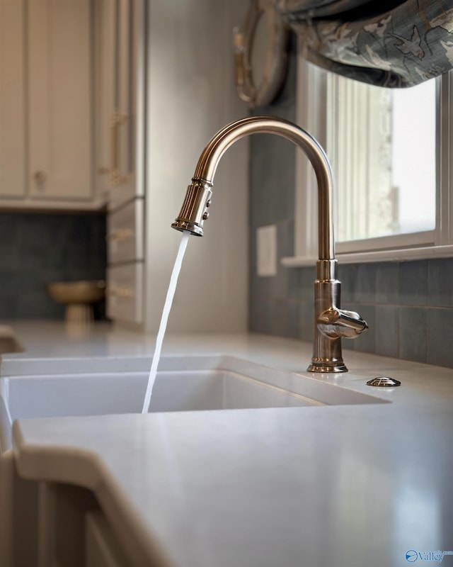 room details featuring tasteful backsplash and sink