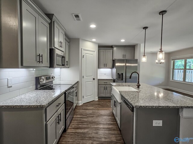 kitchen featuring visible vents, dark wood-type flooring, gray cabinetry, a sink, and appliances with stainless steel finishes