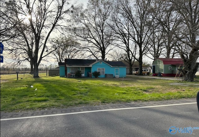 ranch-style home featuring a front lawn