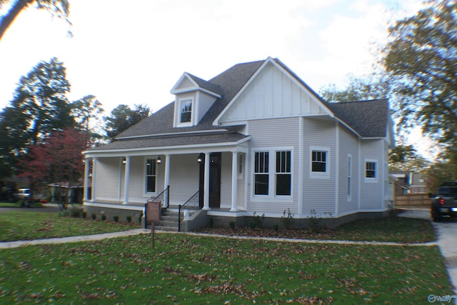 view of front facade featuring a porch and a front lawn