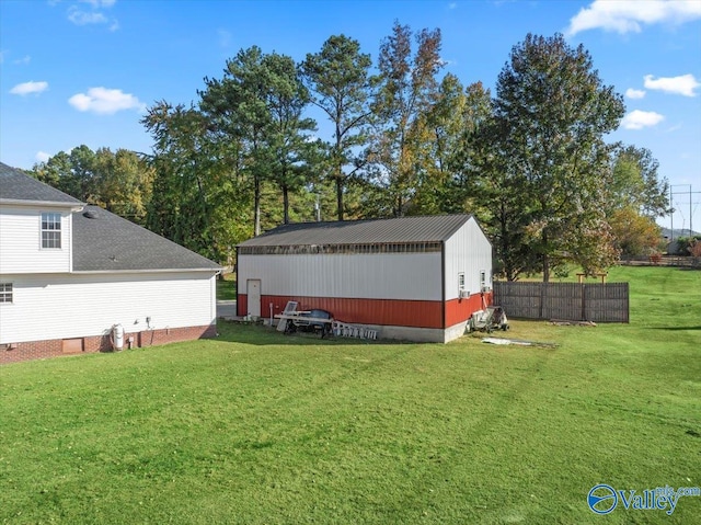 view of yard featuring an outdoor structure