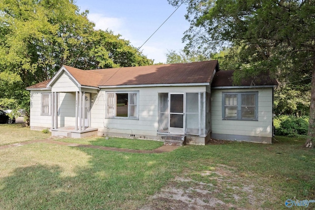 view of front facade with a front lawn