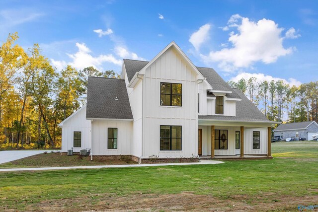 modern farmhouse style home featuring a front lawn