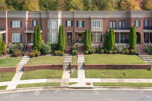 multi unit property featuring a front yard