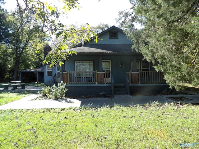 view of front of house featuring covered porch and a front lawn