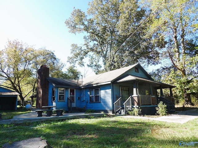 view of front facade featuring a porch and a front lawn