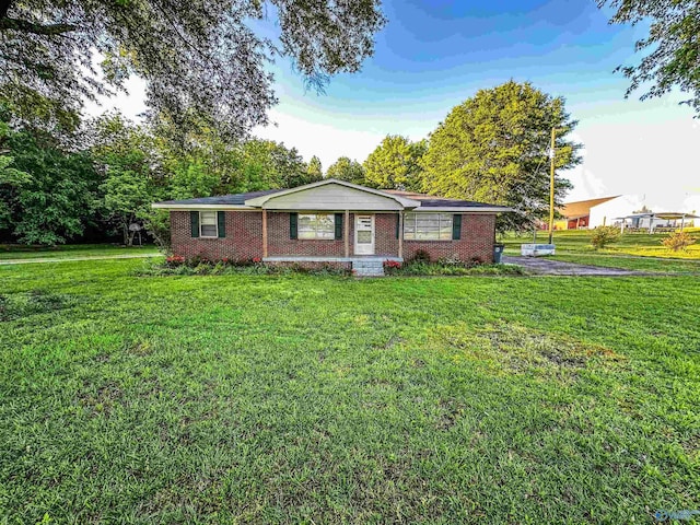 view of front of property featuring brick siding and a front lawn