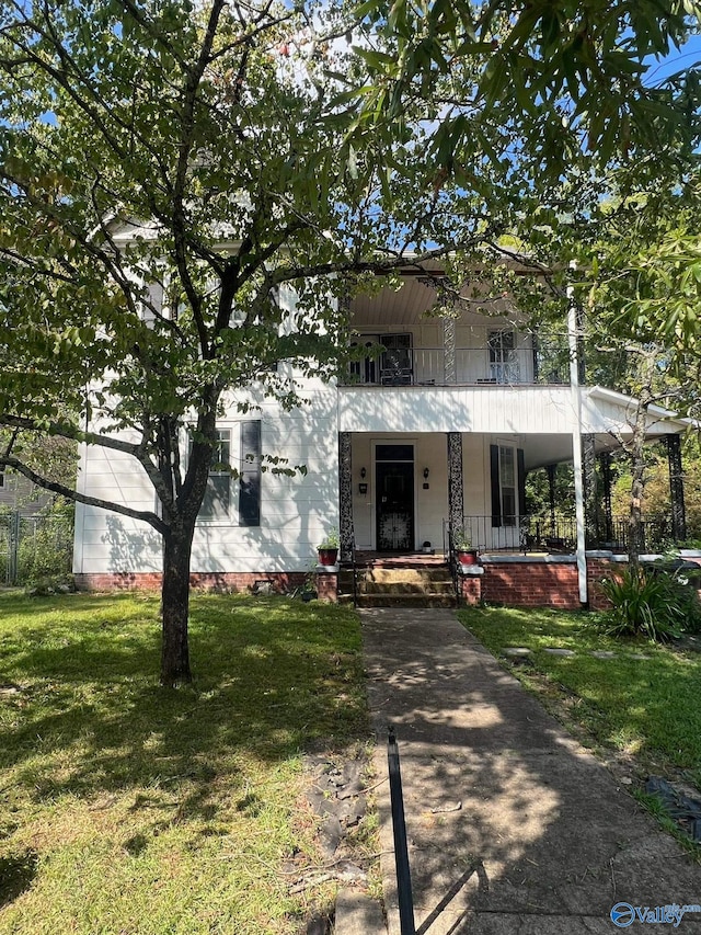 view of front facade featuring covered porch and a front yard