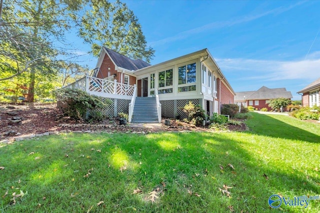 view of front of property featuring a wooden deck and a front yard