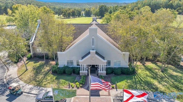 view of front facade featuring a front lawn and covered porch