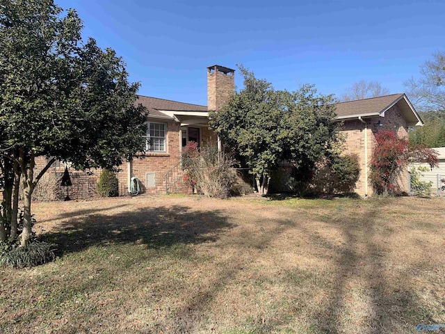 view of front of home featuring a front lawn