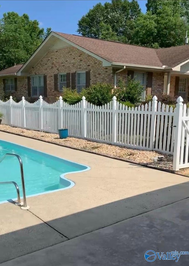 view of swimming pool