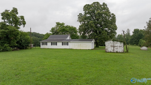 view of yard featuring a shed