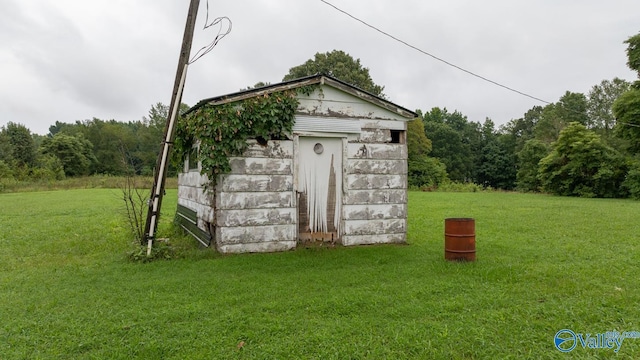 view of outdoor structure with a yard