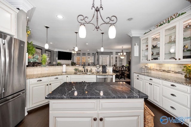 kitchen featuring sink, a center island, crown molding, and stainless steel appliances