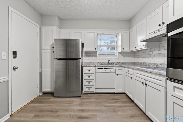 1201 Bailey Cove Cir SE # D, Huntsville, AL 35802 - kitchen featuring appliances with stainless steel finishes, a textured ceiling, white cabinets, backsplash, and a sink
