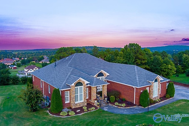 view of front of property with a lawn