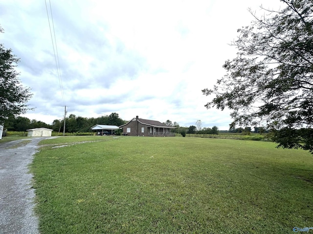 view of yard featuring a shed