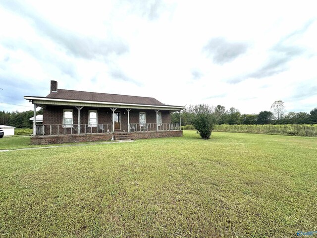 view of front facade with a front lawn and covered porch